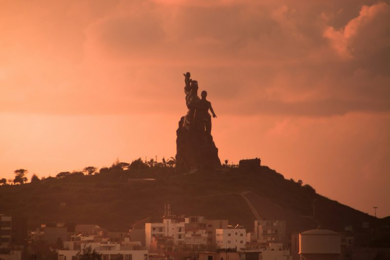 Le Monument de la Renaissance africaine au-dessus du quartier de Ouakam, au coucher du soleil