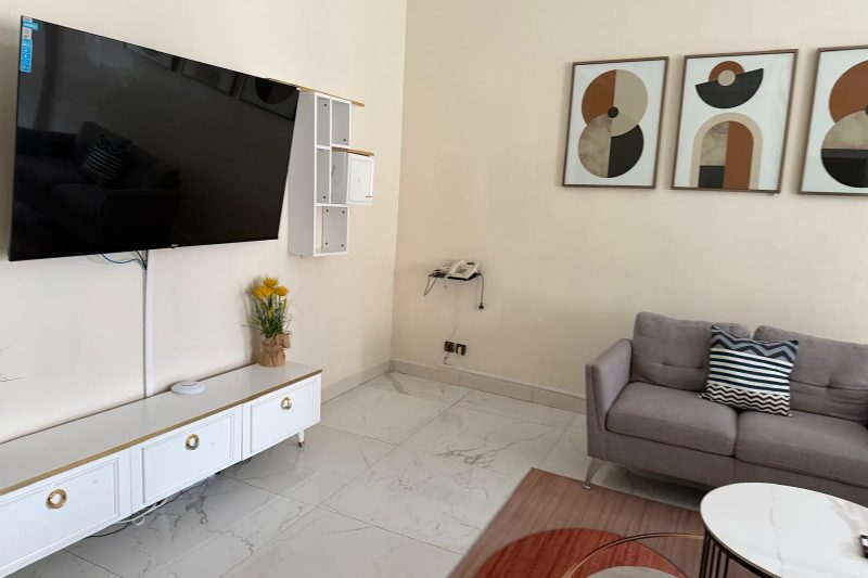 Télévision murale et meuble bas dans le salon