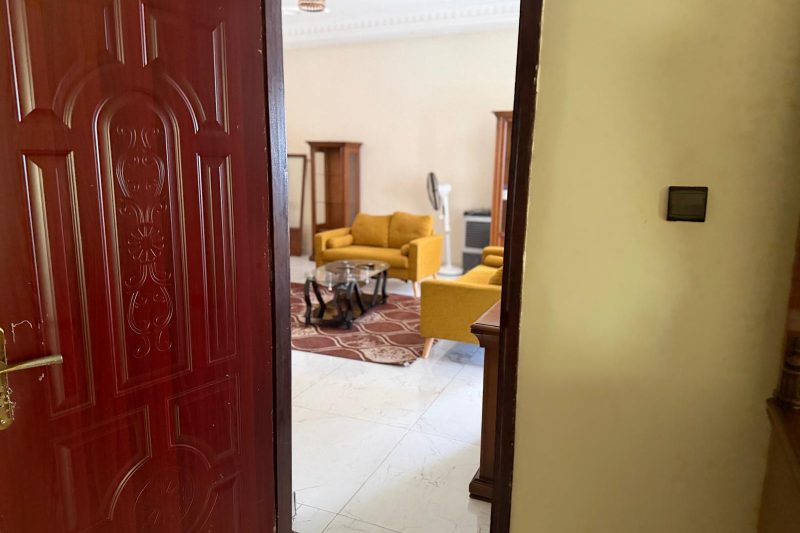 Porte d'entrée ouverte sur le salon