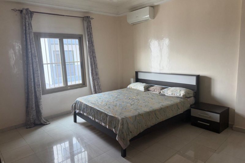 Chambre avec lit double, climatisation et fenêtre