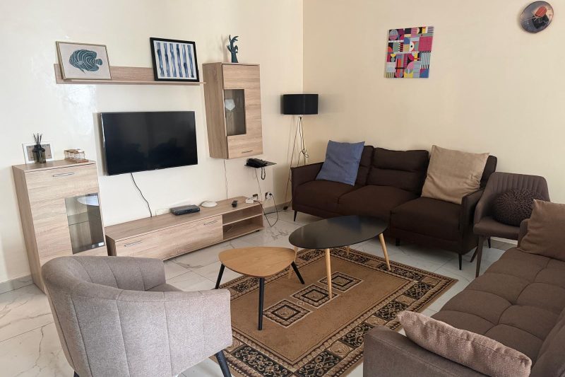 Télévision murale et meuble du salon